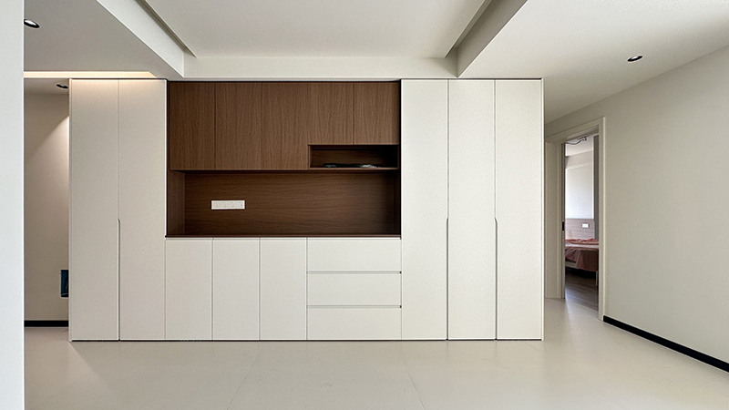 純白與木色交織，演繹簡約生活美學(xué)