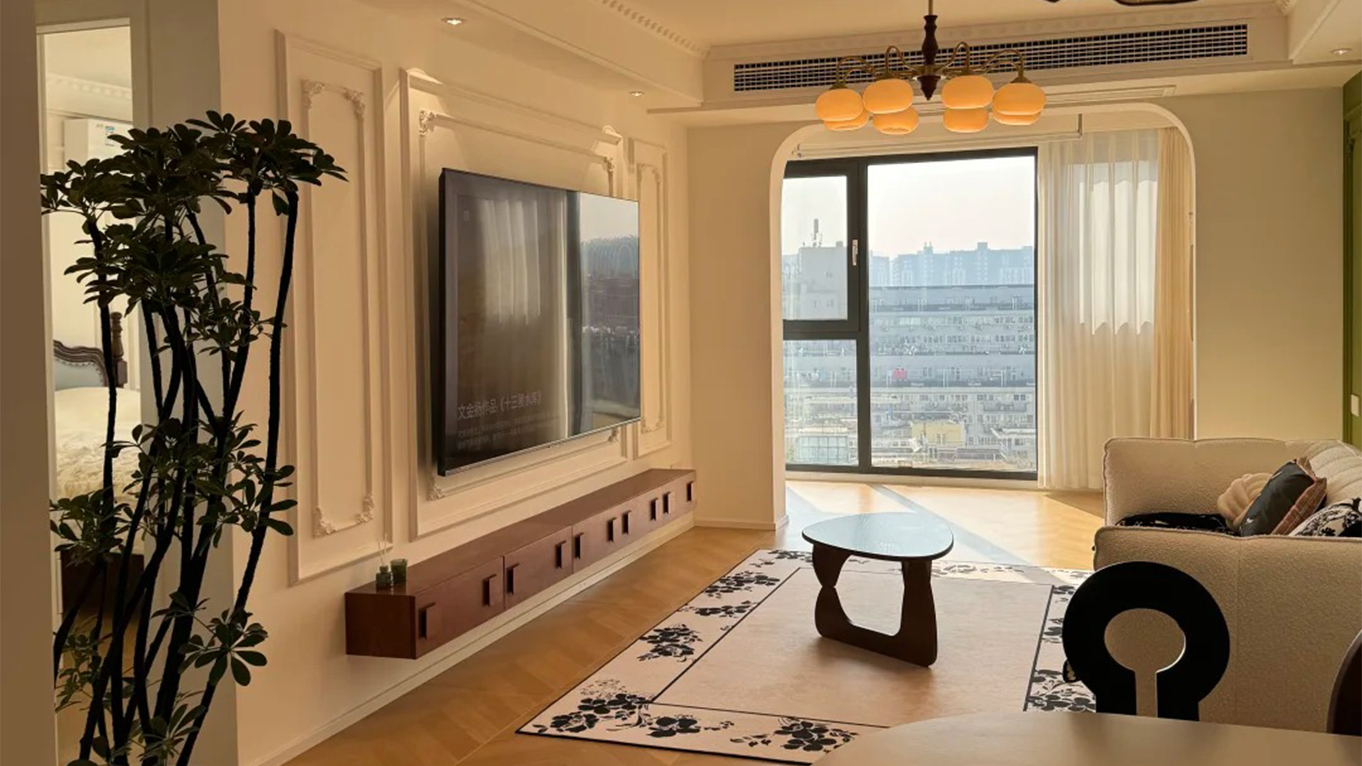 83㎡法式奶油風小宅：柔和色調(diào)與雕花線條演繹浪漫棲居