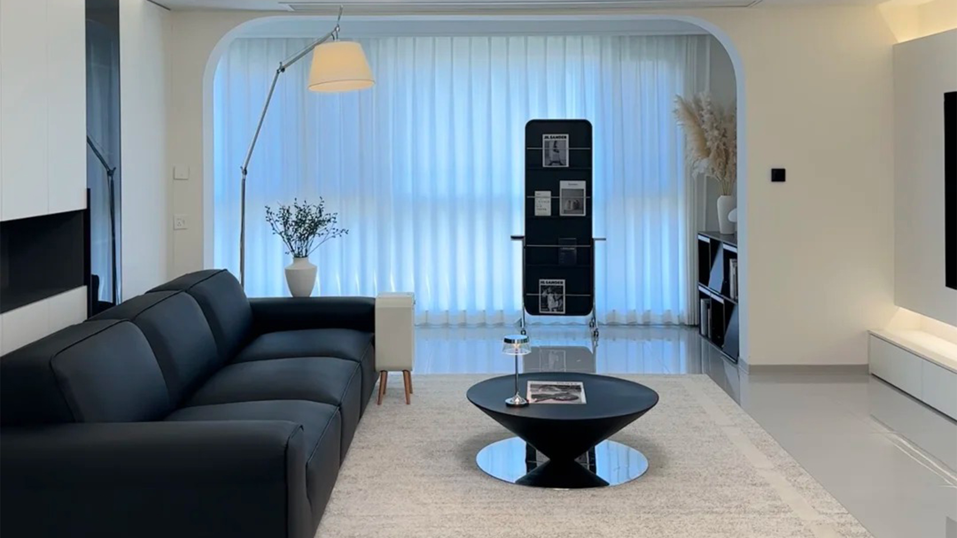 現(xiàn)代簡約風(fēng)裝修，開放式布局與中性色演繹簡潔空間