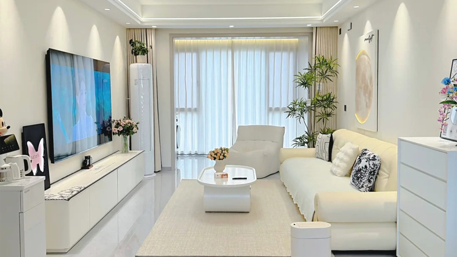 簡約風(fēng)空間敘事，白米色調(diào)與綠植的純粹美學(xué)