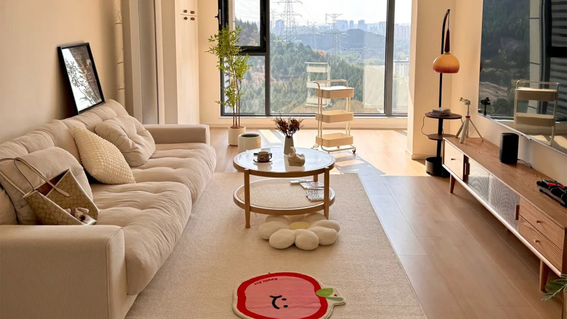 現(xiàn)代簡約風｜淺色系自然光，綠植點綴舒適空間