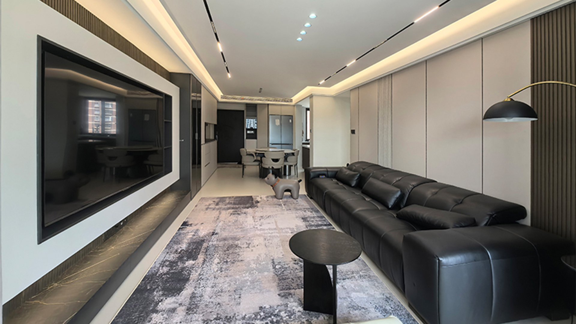 現(xiàn)代簡約風(fēng) | 中性色調(diào)與材質(zhì)協(xié)奏，無主燈設(shè)計(jì)高效空間