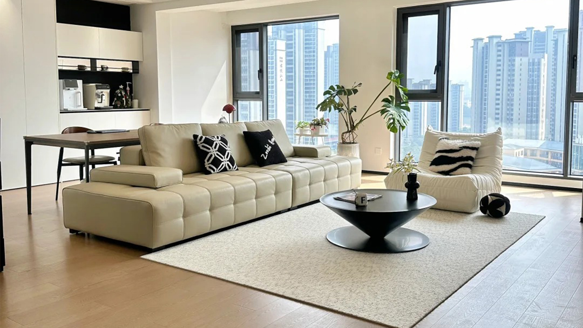 簡約風(fēng)裝修米白淺木色與自然光構(gòu)筑通透空間