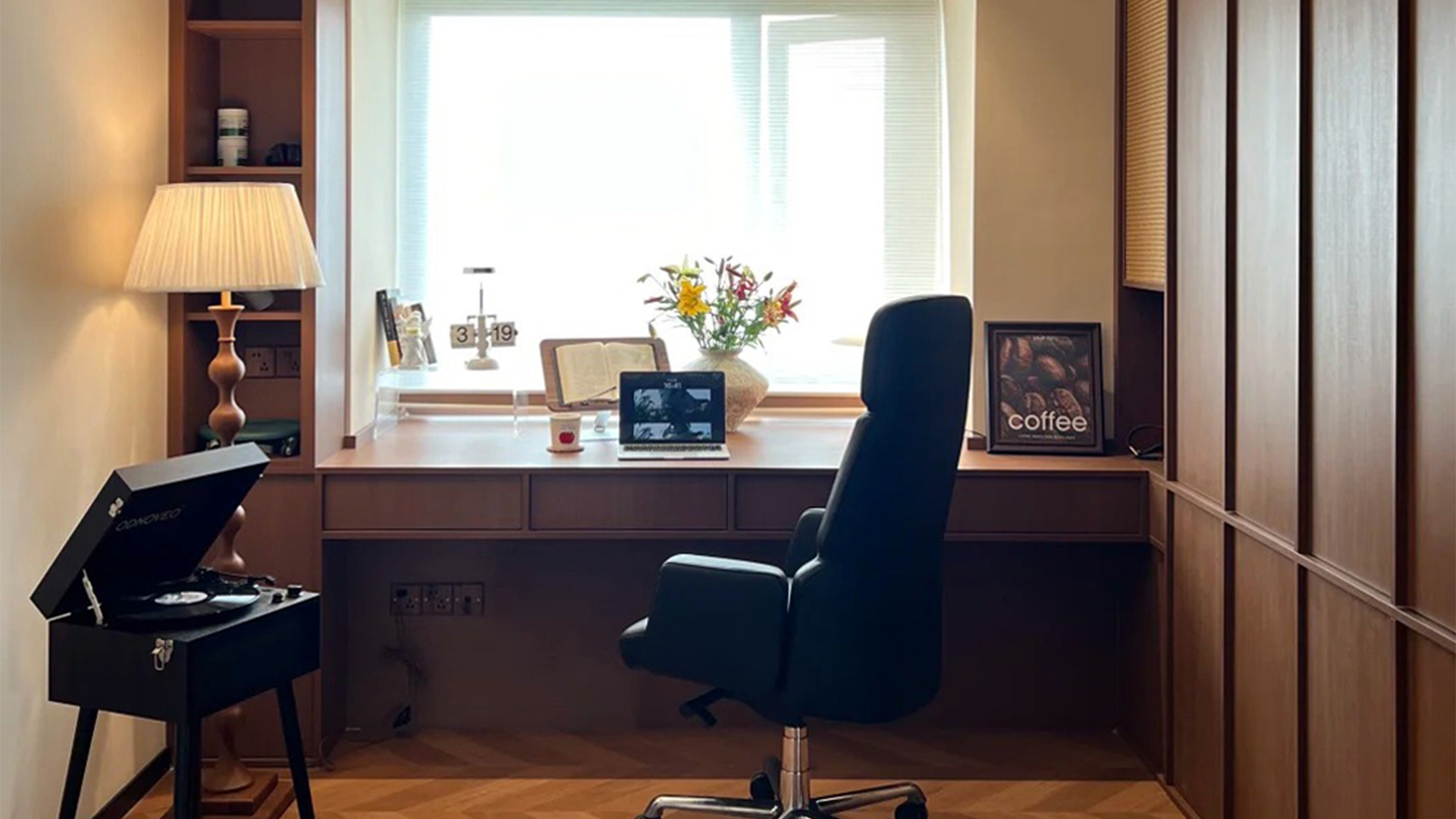 中古風(fēng)|暖調(diào)木紋空間，古典柱式點綴時光溫柔流轉(zhuǎn)